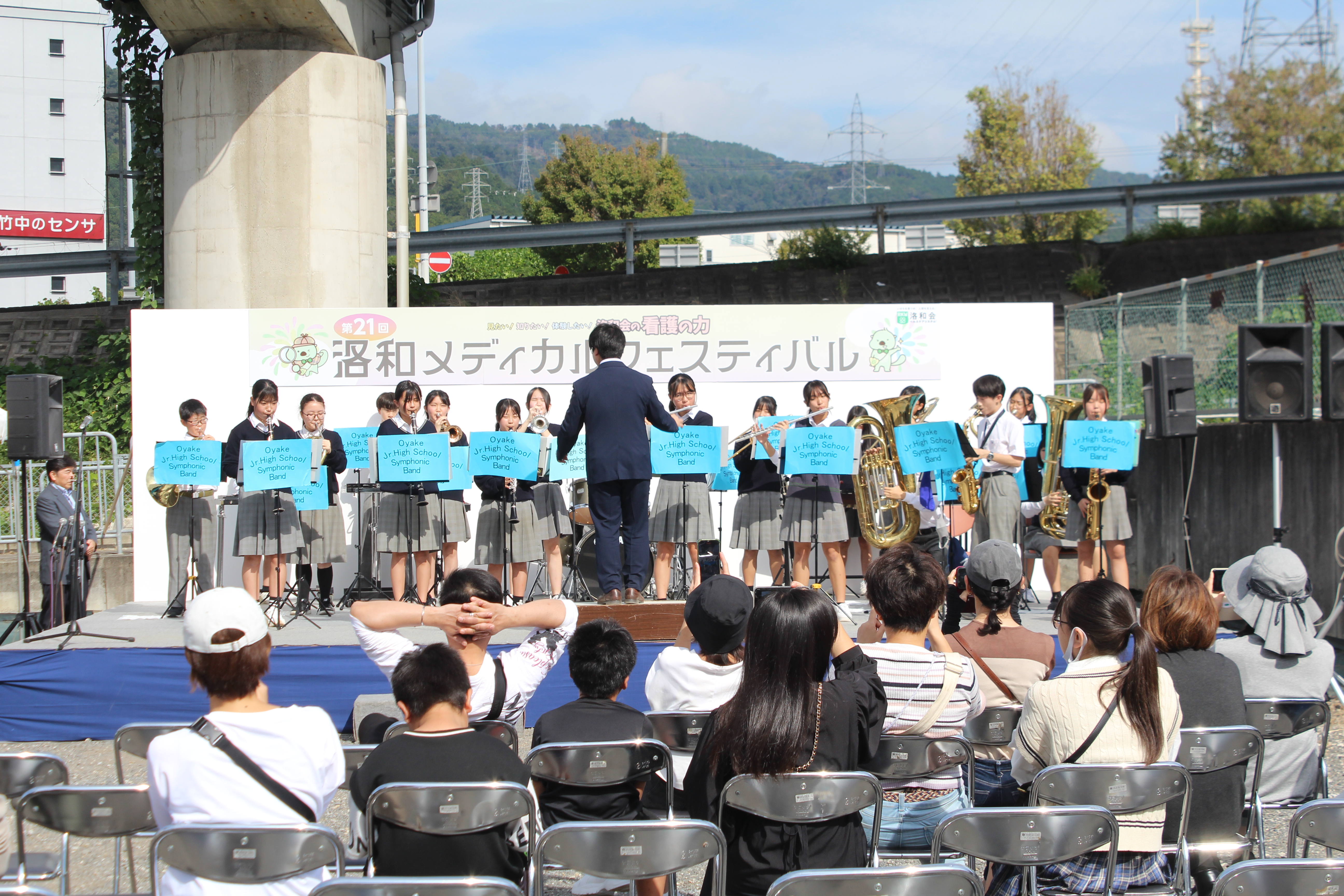 地元学生によるステージ